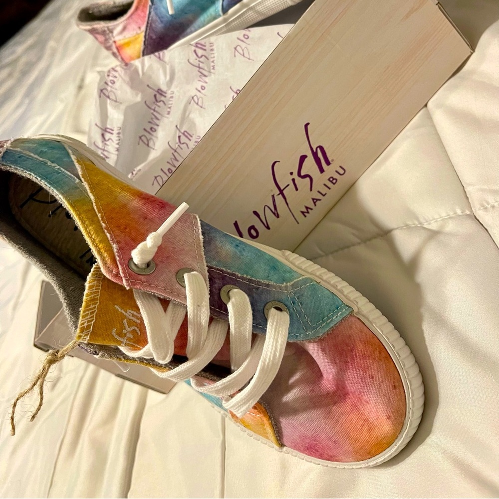 Blowfish Color: Desert Sky Tie-dye/Gray Rug Weave  Style: Fruit size 8 women’s